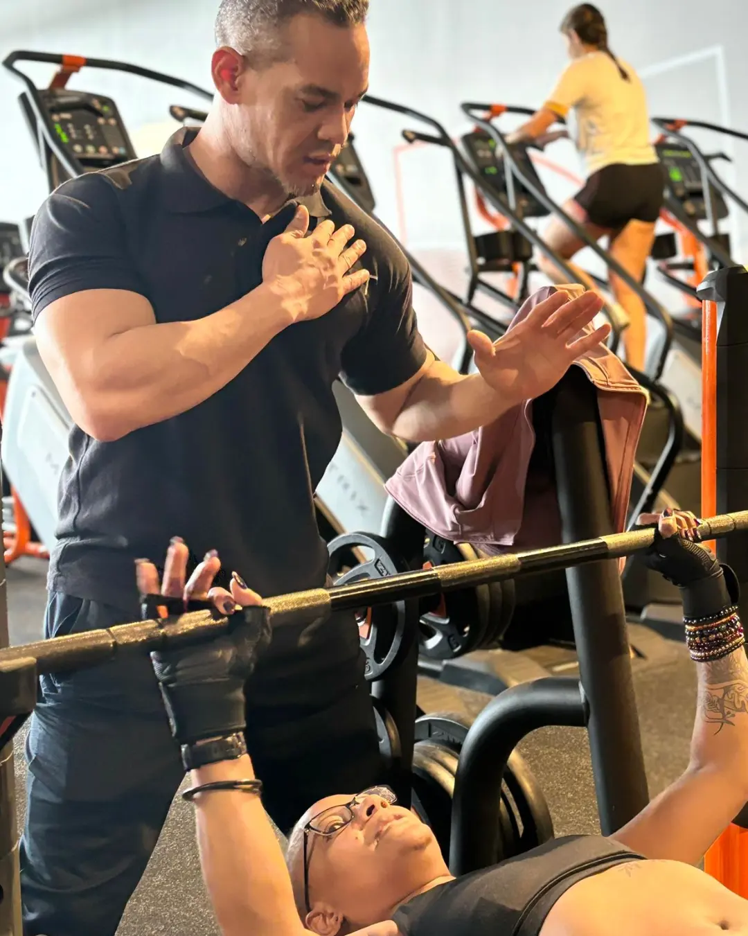Yoan Arron accompagne une cliente au développé couché en salle à Bordeaux